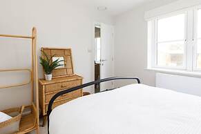 Mariners Stylish Beachside Getaway With Sea Views