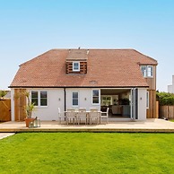 Mariners Stylish Beachside Getaway With Sea Views