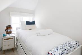 Mariners Stylish Beachside Getaway With Sea Views