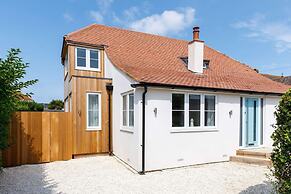 Mariners Stylish Beachside Getaway With Sea Views