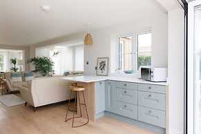 Mariners Stylish Beachside Getaway With Sea Views