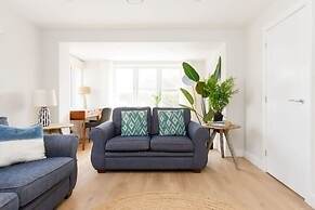 Mariners Stylish Beachside Getaway With Sea Views