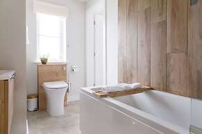 Mariners Stylish Beachside Getaway With Sea Views