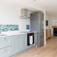 Mariners Stylish Beachside Getaway With Sea Views