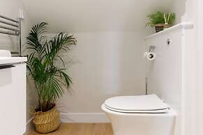 Mariners Stylish Beachside Getaway With Sea Views