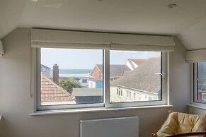 Mariners Stylish Beachside Getaway With Sea Views