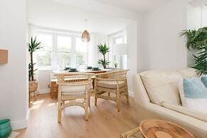 Mariners Stylish Beachside Getaway With Sea Views