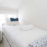 Mariners Stylish Beachside Getaway With Sea Views