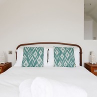 Mariners Stylish Beachside Getaway With Sea Views