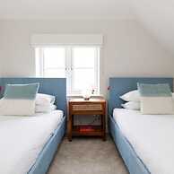 Mariners Stylish Beachside Getaway With Sea Views