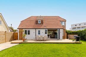 Mariners Stylish Beachside Getaway With Sea Views