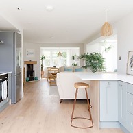 Mariners Stylish Beachside Getaway With Sea Views