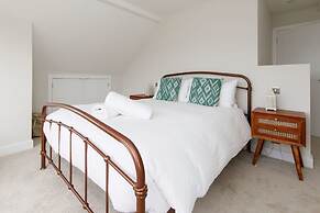 Mariners Stylish Beachside Getaway With Sea Views