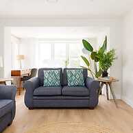 Mariners Stylish Beachside Getaway With Sea Views