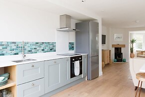 Mariners Stylish Beachside Getaway With Sea Views