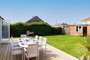 Mariners Stylish Beachside Getaway With Sea Views