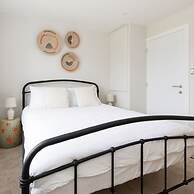 Mariners Stylish Beachside Getaway With Sea Views