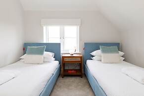 Mariners Stylish Beachside Getaway With Sea Views