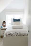 Mariners Stylish Beachside Getaway With Sea Views