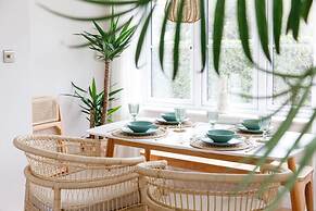 Mariners Stylish Beachside Getaway With Sea Views