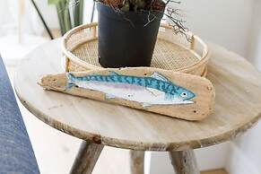 Mariners Stylish Beachside Getaway With Sea Views