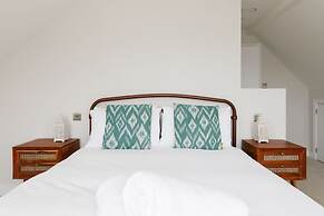 Mariners Stylish Beachside Getaway With Sea Views