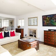 Vibrant Seafront Home With Seasonal Pool