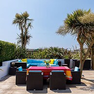 Vibrant Seafront Home With Seasonal Pool