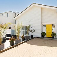 Vibrant Seafront Home With Seasonal Pool