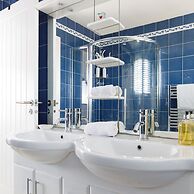 Vibrant Seafront Home With Seasonal Pool