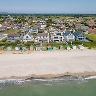 Vibrant Seafront Home With Seasonal Pool