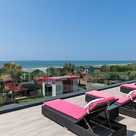 Vibrant Seafront Home With Seasonal Pool