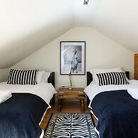 Vibrant Seafront Home With Seasonal Pool