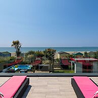 Vibrant Seafront Home With Seasonal Pool