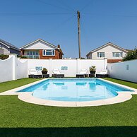 Vibrant Seafront Home With Seasonal Pool