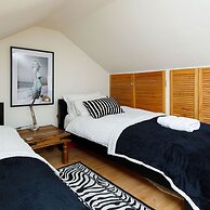 Vibrant Seafront Home With Seasonal Pool