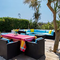 Vibrant Seafront Home With Seasonal Pool