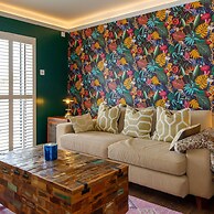 Vibrant Seafront Home With Seasonal Pool