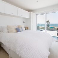 Vibrant Seafront Home With Seasonal Pool