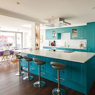 Vibrant Seafront Home With Seasonal Pool