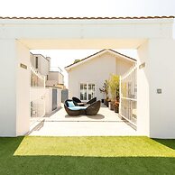 Vibrant Seafront Home With Seasonal Pool