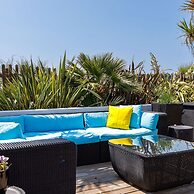 Vibrant Seafront Home With Seasonal Pool