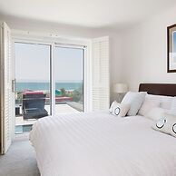 Vibrant Seafront Home With Seasonal Pool