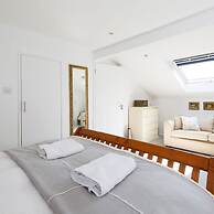 Vibrant Seafront Home With Seasonal Pool