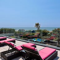 Vibrant Seafront Home With Seasonal Pool