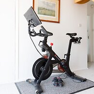 Vibrant Seafront Home With Seasonal Pool