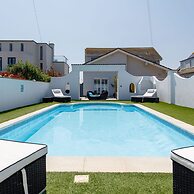 Vibrant Seafront Home With Seasonal Pool