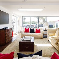 Vibrant Seafront Home With Seasonal Pool