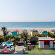 Vibrant Seafront Home With Seasonal Pool