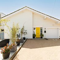 Vibrant Seafront Home With Seasonal Pool